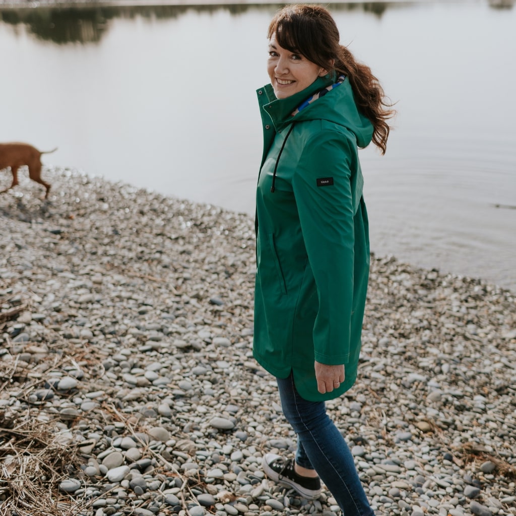 Billie Women&#39;s Rain Coat - Moke x Evie Kemp - Emerald with Puddles